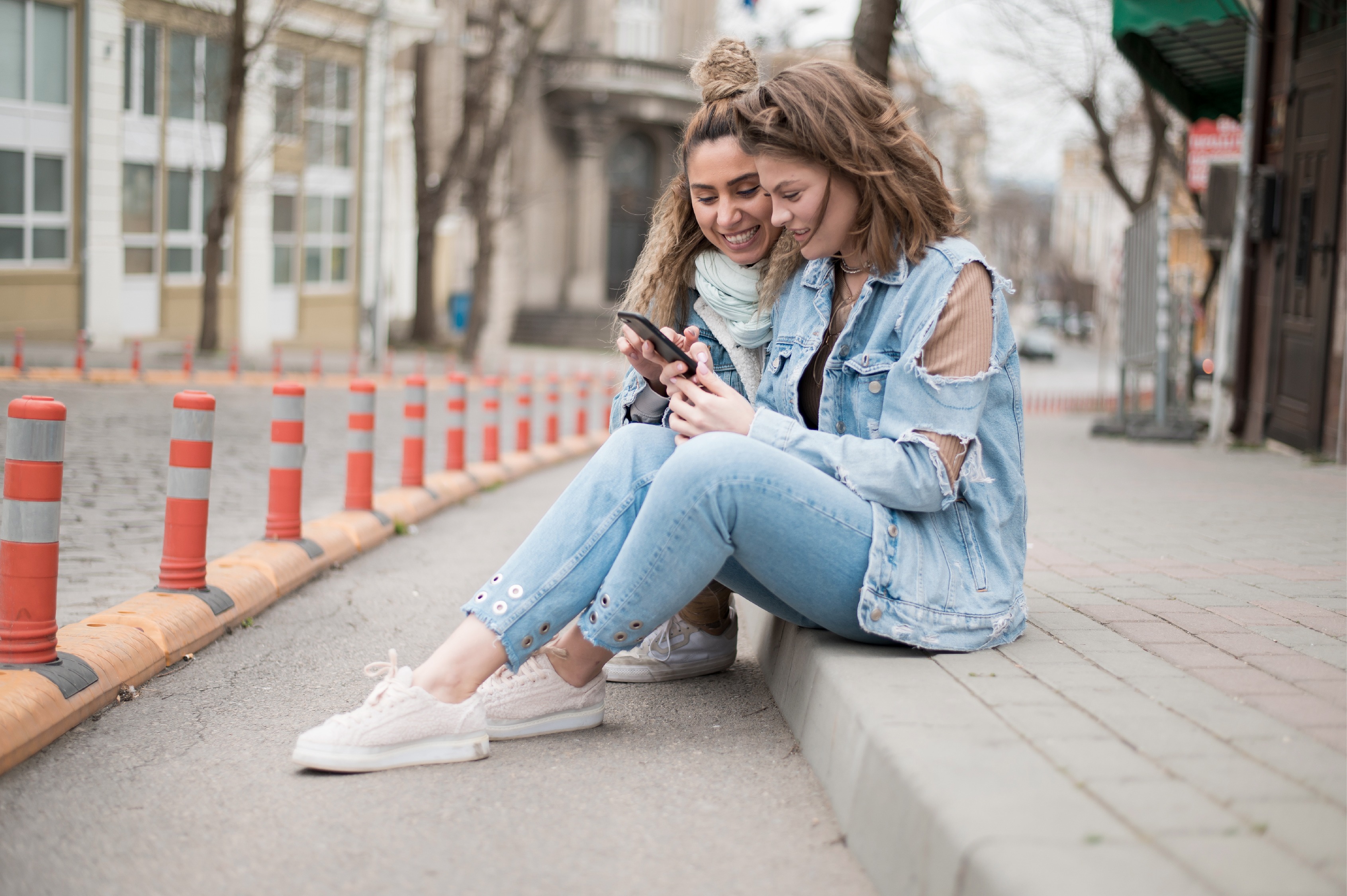 Amigas usando tecnología